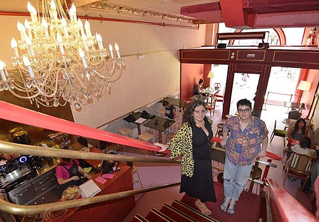 Irantzu Varela y Andrea Momoitio en La Sinsorga.